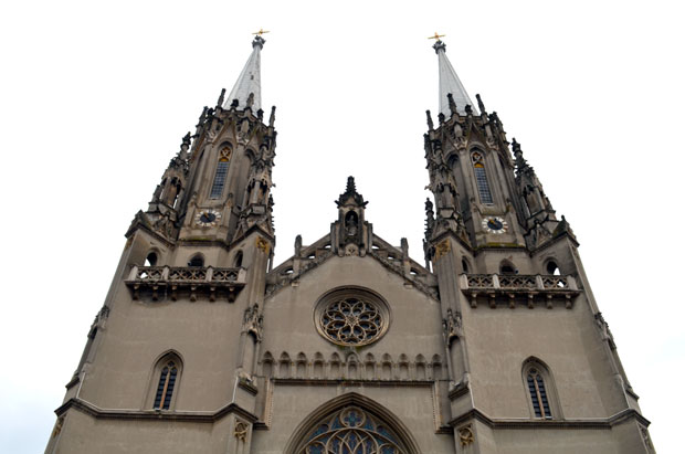 Алпиниста поправио део крова цркве у Вршцу, али торњеви и даље прете